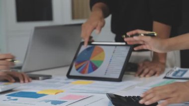 İş ekibi mali rapor ve mali verileri tartışıyor