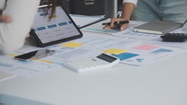 Bilgisayarla çalışan ve mali verileri tartışan iş ekibi