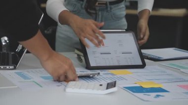 Genç Asyalı işadamı ofisteki mali grafiği analiz ediyor