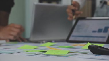 Bilgisayarda finansal verileri analiz eden genç işadamı