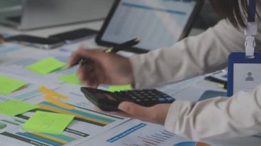 Finansal veriler ve raporlarla beyin fırtınası yapan ve tartışan iş adamları takım çalışması kavramını rapor ediyor..