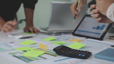 İş adamı toplantıda grafiği analiz ediyor