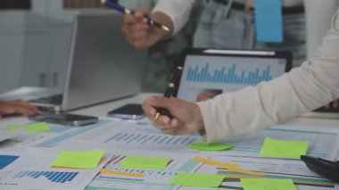 Genç iş kadını finansal verileri analiz ediyor ve bilgisayar kullanıyor..