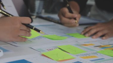 Kağıt üzerinde kalemle verileri analiz eden iş adamı.