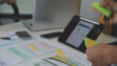 Tabletteki mali tabloları analiz eden iş adamı