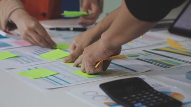 Ofiste belgelerle çalışan bir iş kadını.