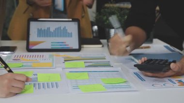 Ofiste dizüstü bilgisayarla çalışan iş adamlarını kapatın. iş ve finans kavramı