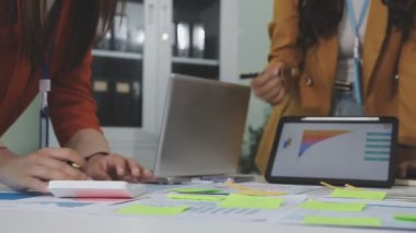 Genç bir kadın ofiste bir proje üzerinde çalışıyor.