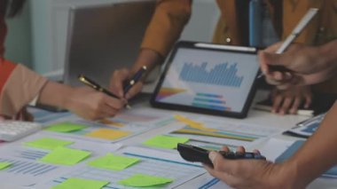 İş adamları iş planlarını tartışıyor ve modern ofis odasında buluşmayı planlıyor.