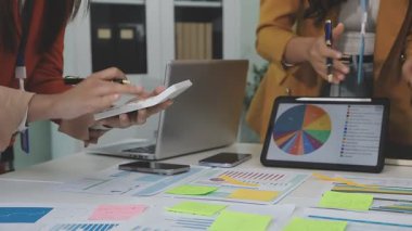 İş kadını dizüstü bilgisayardaki mali verileri analiz ediyor