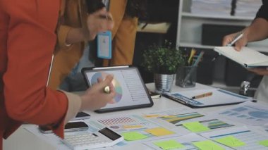 Genç Asyalı iş adamları ofiste toplanıyor.