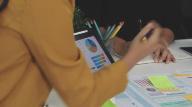 İş adamları grup toplantısı ofisten çalışıyor.