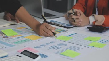 İş adamları ofiste mali verileri tartışıyor ve analiz ediyorlar