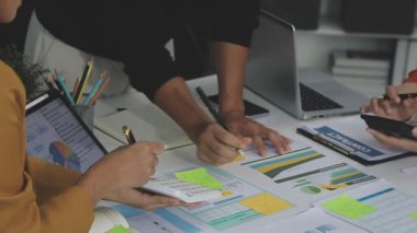 Belgeler ve mali belgelerle çalışan genç bir iş kadını