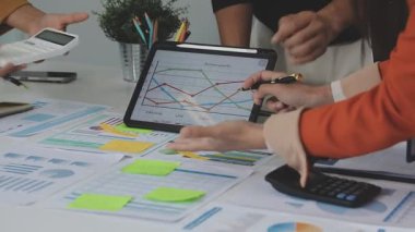 Tablet üzerindeki mali verileri tartışan iş ekibini kapat