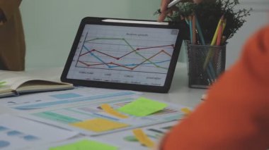 İşletme ekibi dizüstü bilgisayar ve belgelerle çalışıyor..