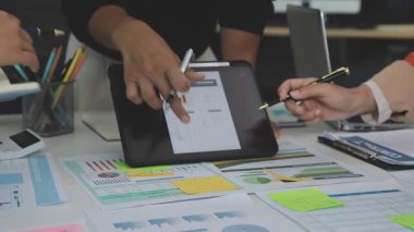 Dizüstü bilgisayarda çalışan iş kadınlarını kapatın ve ekrandaki mali verileri analiz edin..