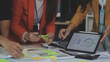 İş adamları toplantı ve planlama stratejisi, planlama ve analiz konsepti, beyin fırtınası ve ofiste dizüstü bilgisayar ve finansal planla çalışma