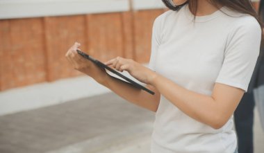 Üniversite kampüsünde birlikte yürüyen mutlu öğrenciler, derslerden sonra dışarıda sohbet edip gülüyorlar.