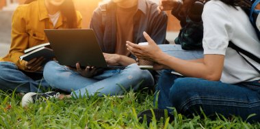 Üniversite kampüsünde birlikte yürüyen mutlu öğrenciler, derslerden sonra dışarıda sohbet edip gülüyorlar.