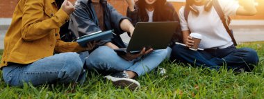 Üniversite kampüsünde birlikte yürüyen mutlu öğrenciler, derslerden sonra dışarıda sohbet edip gülüyorlar.