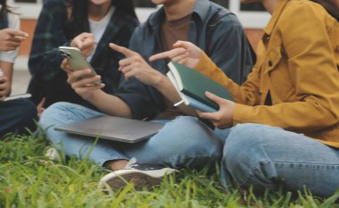 Üniversite kampüsünde birlikte yürüyen mutlu öğrenciler, derslerden sonra dışarıda sohbet edip gülüyorlar.