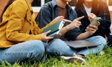 Üniversite kampüsünde birlikte yürüyen mutlu öğrenciler, derslerden sonra dışarıda sohbet edip gülüyorlar.