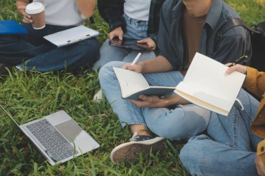 Üniversite kampüsünde birlikte yürüyen mutlu öğrenciler, derslerden sonra dışarıda sohbet edip gülüyorlar.