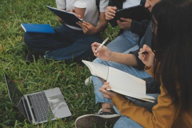 Üniversite kampüsünde birlikte yürüyen mutlu öğrenciler, derslerden sonra dışarıda sohbet edip gülüyorlar.