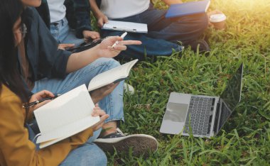 Üniversite kampüsünde birlikte yürüyen mutlu öğrenciler, derslerden sonra dışarıda sohbet edip gülüyorlar.