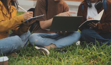 Üniversite kampüsünde birlikte yürüyen mutlu öğrenciler, derslerden sonra dışarıda sohbet edip gülüyorlar.