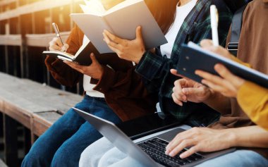 Üniversite kampüsünde birlikte yürüyen mutlu öğrenciler, derslerden sonra dışarıda sohbet edip gülüyorlar.