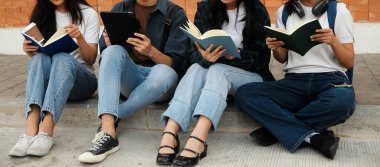 Üniversite kampüsünde birlikte yürüyen mutlu öğrenciler, derslerden sonra dışarıda sohbet edip gülüyorlar.