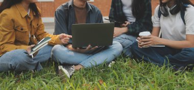 Üniversite kampüsünde birlikte yürüyen mutlu öğrenciler, derslerden sonra dışarıda sohbet edip gülüyorlar.