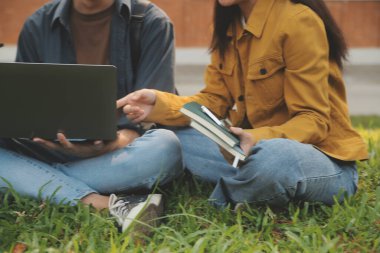 Üniversite kampüsünde birlikte yürüyen mutlu öğrenciler, derslerden sonra dışarıda sohbet edip gülüyorlar.