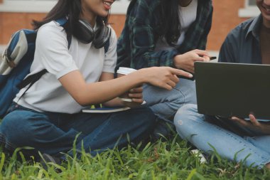 Üniversite kampüsünde birlikte yürüyen mutlu öğrenciler, derslerden sonra dışarıda sohbet edip gülüyorlar.