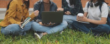 Üniversite kampüsünde birlikte yürüyen mutlu öğrenciler, derslerden sonra dışarıda sohbet edip gülüyorlar.