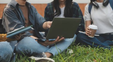 Üniversite kampüsünde birlikte yürüyen mutlu öğrenciler, derslerden sonra dışarıda sohbet edip gülüyorlar.