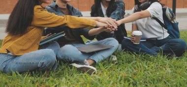 Üniversite kampüsünde birlikte yürüyen mutlu öğrenciler, derslerden sonra dışarıda sohbet edip gülüyorlar.