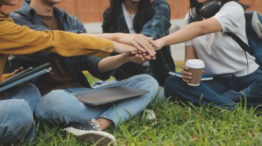 Üniversite kampüsünde birlikte yürüyen mutlu öğrenciler, derslerden sonra dışarıda sohbet edip gülüyorlar.