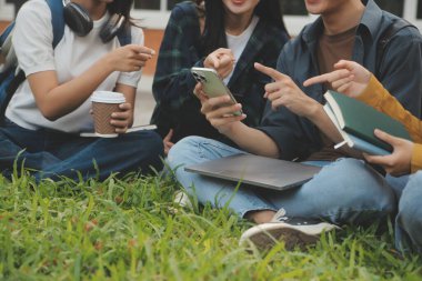 Üniversite kampüsünde birlikte yürüyen mutlu öğrenciler, derslerden sonra dışarıda sohbet edip gülüyorlar.