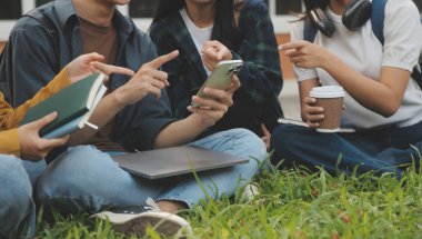 Üniversite kampüsünde birlikte yürüyen mutlu öğrenciler, derslerden sonra dışarıda sohbet edip gülüyorlar.