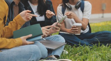 Üniversite kampüsünde birlikte yürüyen mutlu öğrenciler, derslerden sonra dışarıda sohbet edip gülüyorlar.