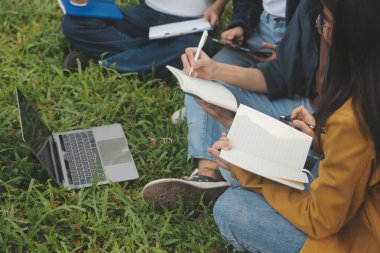 Üniversite kampüsünde birlikte yürüyen mutlu öğrenciler, derslerden sonra dışarıda sohbet edip gülüyorlar.