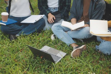 Üniversite kampüsünde birlikte yürüyen mutlu öğrenciler, derslerden sonra dışarıda sohbet edip gülüyorlar.