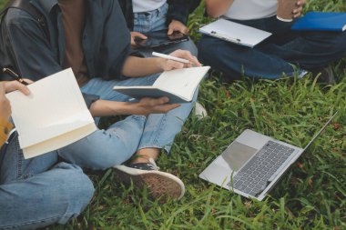 Üniversite kampüsünde birlikte yürüyen mutlu öğrenciler, derslerden sonra dışarıda sohbet edip gülüyorlar.