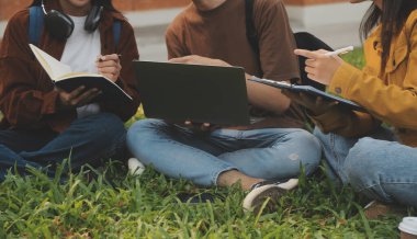 Üniversite kampüsünde birlikte yürüyen mutlu öğrenciler, derslerden sonra dışarıda sohbet edip gülüyorlar.