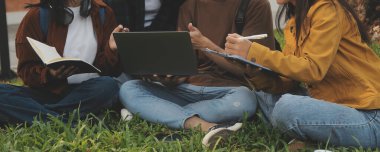 Üniversite kampüsünde birlikte yürüyen mutlu öğrenciler, derslerden sonra dışarıda sohbet edip gülüyorlar.