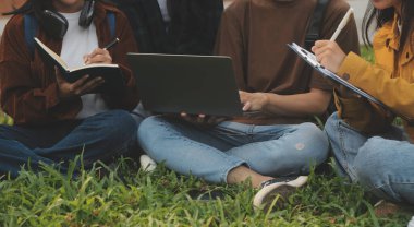 Üniversite kampüsünde birlikte yürüyen mutlu öğrenciler, derslerden sonra dışarıda sohbet edip gülüyorlar.