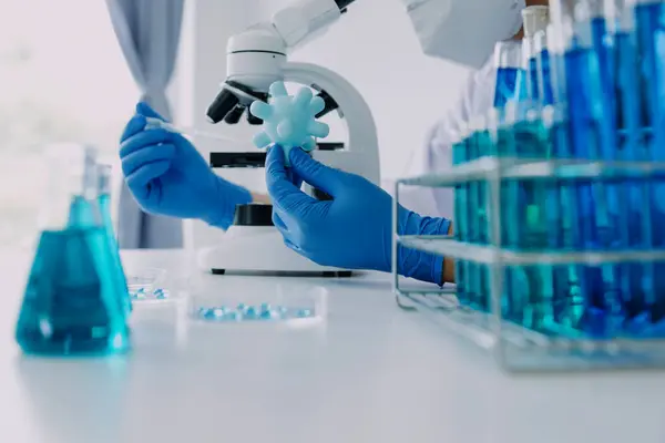 Medical Development Laboratory Kaukasische Vrouwelijke Wetenschapper Zoek Onder Microscoop Analyseert — Stockfoto